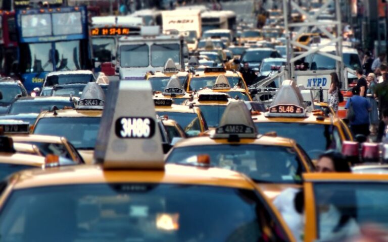 Nueva York busca ser pionera en gravar la circulación vehicular en EEUU