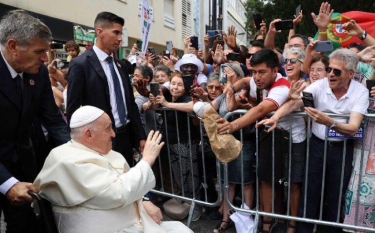 El papa recuerda a los jóvenes la «urgencia dramática» de la crisis climática