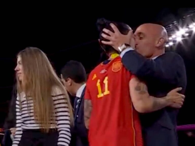 Sindicato español pide la renuncia del jefe de la RFEF por besar a una futbolista