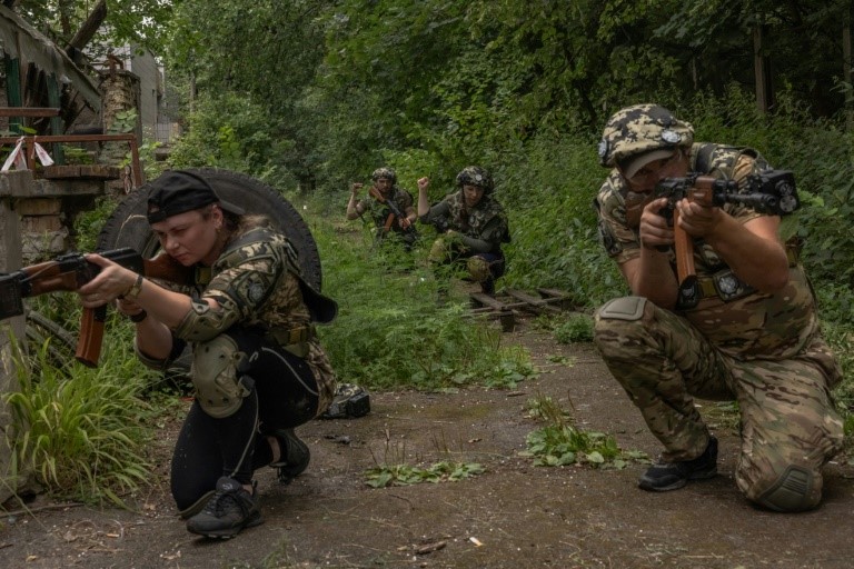 Rusia avanza en el noreste y bombardea el oeste de Ucrania con misiles hipersónicos