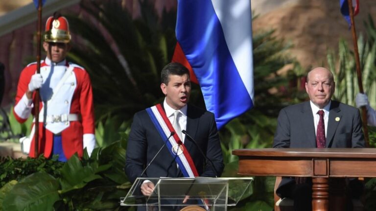 Santiago Peña es investido como presidente de Paraguay