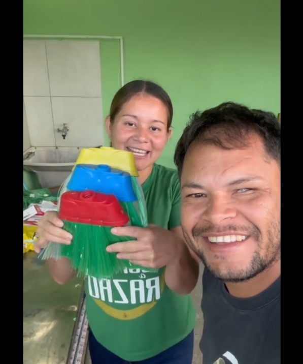 Venezolana en Brasil fabrica escobas y otros productos con botellas de plástico