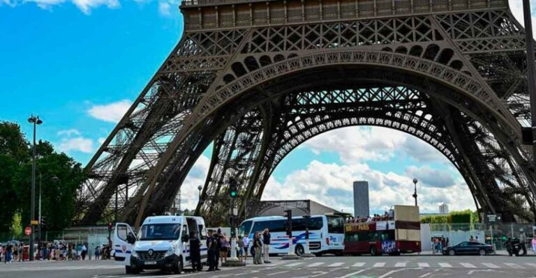 La policía francesa investiga dos falsas alertas de bomba en la Torre Eiffel