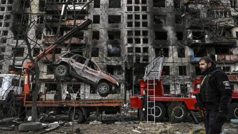 Ataques aéreos en el oeste de Ucrania dejan tres muertos