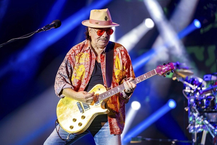 Guitarrista Carlos Santana genera polémica por “mensajes transfóbicos” (VÍDEO)