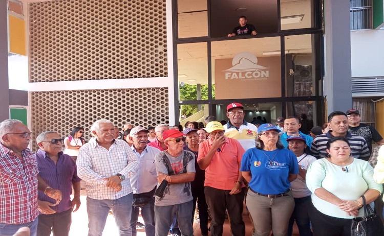 Trabajadores del sector educativo de Falcón exigieron desde la gobernación el pago de deudas pendientes 