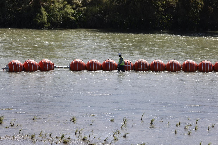 Recuperan segundo cuerpo entre las boyas que Texas instaló en el río Bravo