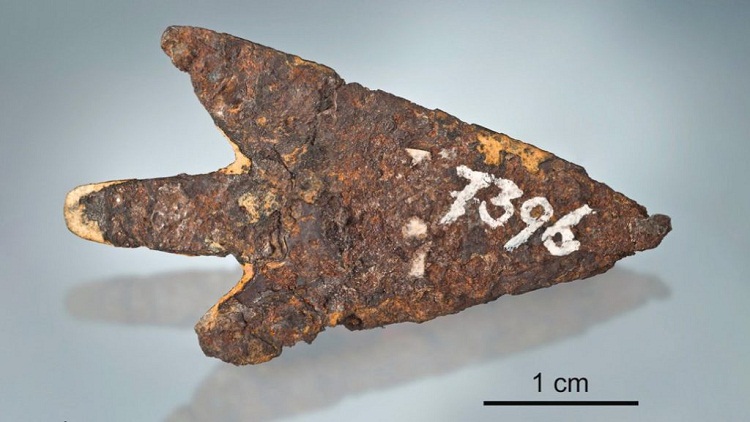 Descubren flecha fabricada hace 3,000 años con hierro extraterrestre