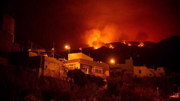 Las autoridades españolas esperan que el incendio en Tenerife se estabilice en pocos días