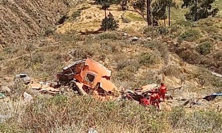 Perú: Caída de autobús a barranco deja trece muertos y cinco heridos graves