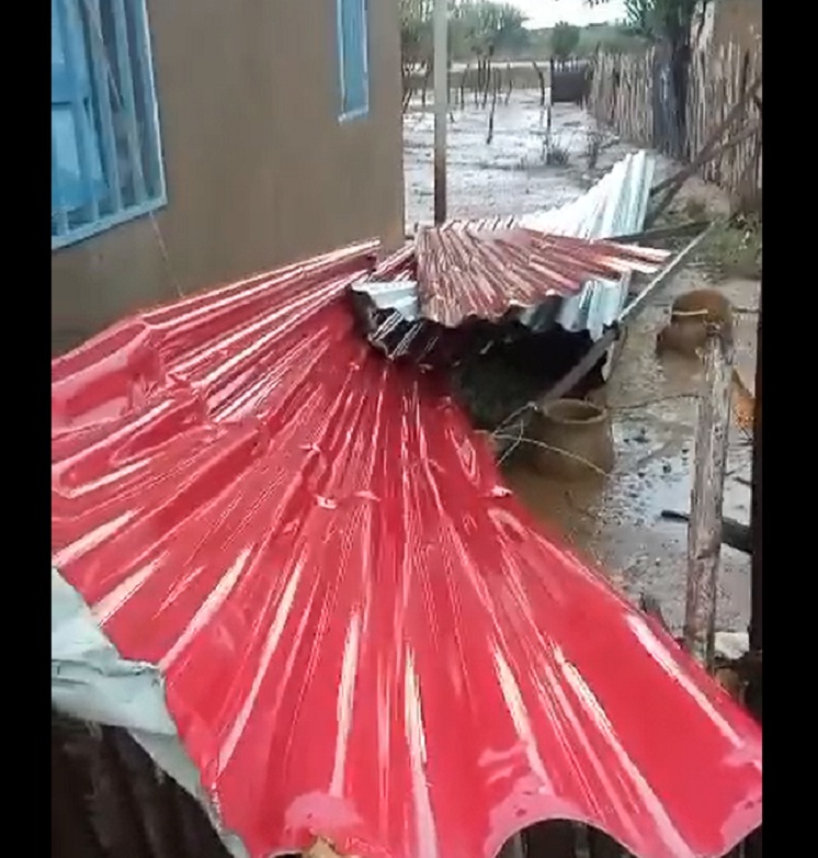 Ráfagas de viento arrancaron techos de casa y causaron afectaciones en Llano Grande