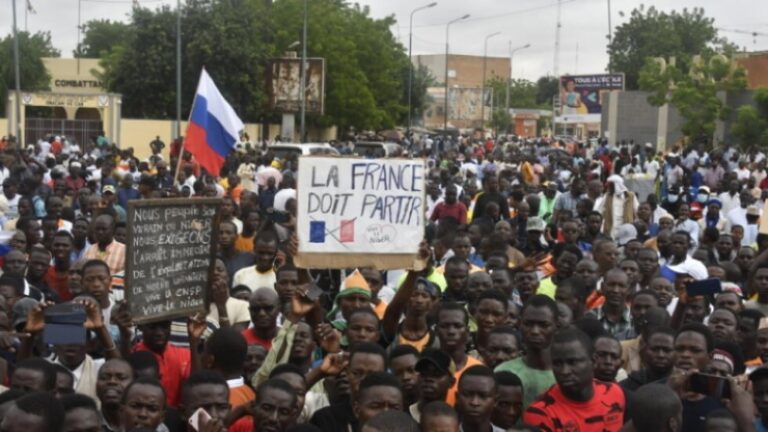 Cientos de personas se manifiestan en la capital de Níger a favor del golpe