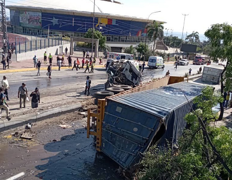 Sube número de muertos y heridos en choque múltiple en La Guaira