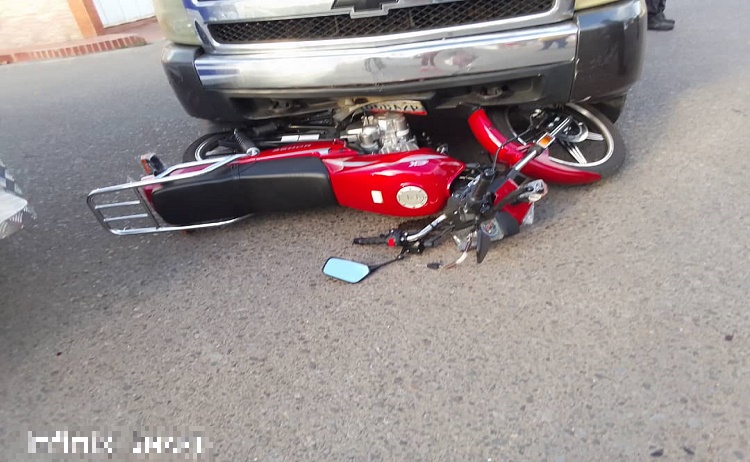 Colisión en Coro deja lesionados a ocupantes de una moto