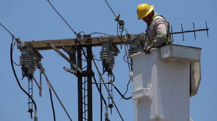 Hombre murió electrocutado cuando realizaba trabajos en el techo de una casa