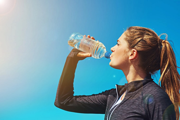 Mujer muere por toxicidad del agua; esto es lo que sucede si bebes mucha agua después de sentirte deshidratado