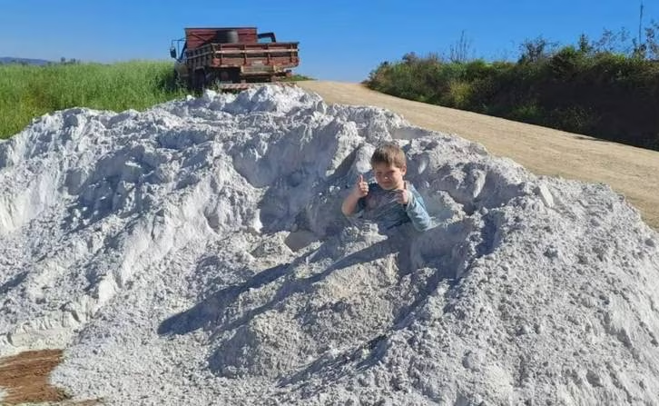 Muere intoxicado un niño brasileño de 7 años tras jugar en un montículo de piedra caliza