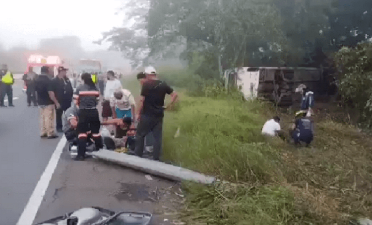 Cuatro heridos tras volcar un autobús con migrantes en Panamá