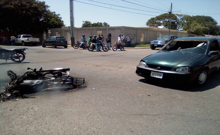 Motorizado queda lesionado al colisionar su moto contra Corsa en la  Josefa Camejo de Coro