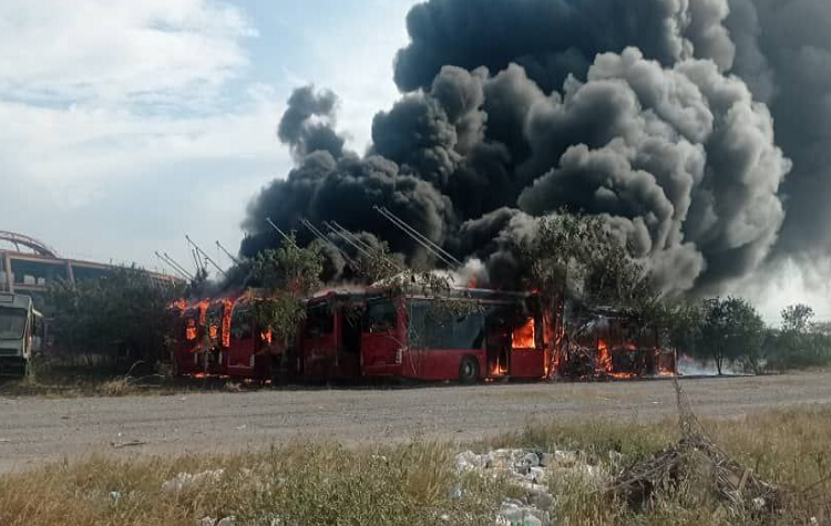 Ardieron autobuses desincorporados de Transbarca