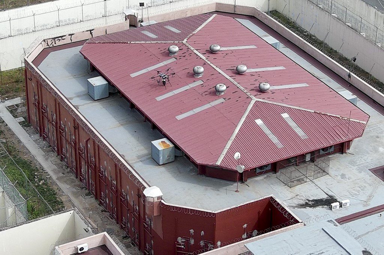 Dron aterriza con una bomba en el techo de la cárcel