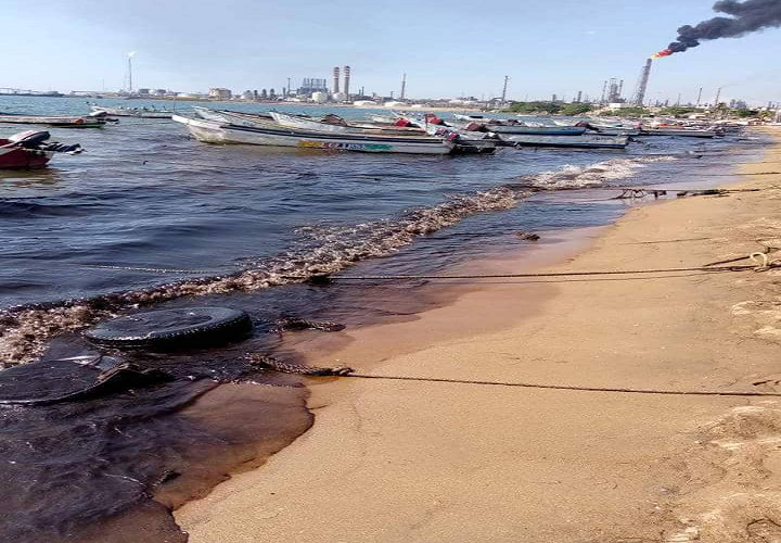 Pescadores observaron derrame petrolero en costas de Paraguaná