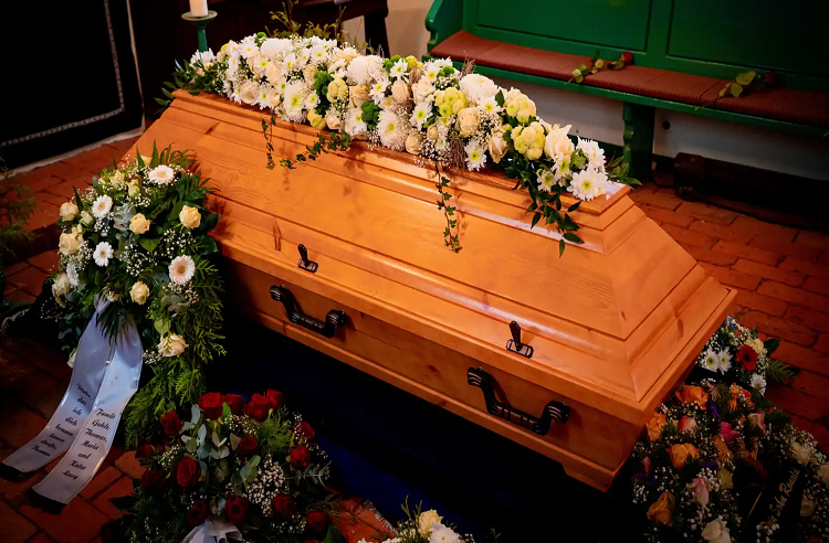 Mujer ‘revive’ en la funeraria tras haber sido dada por muerta en el hospital