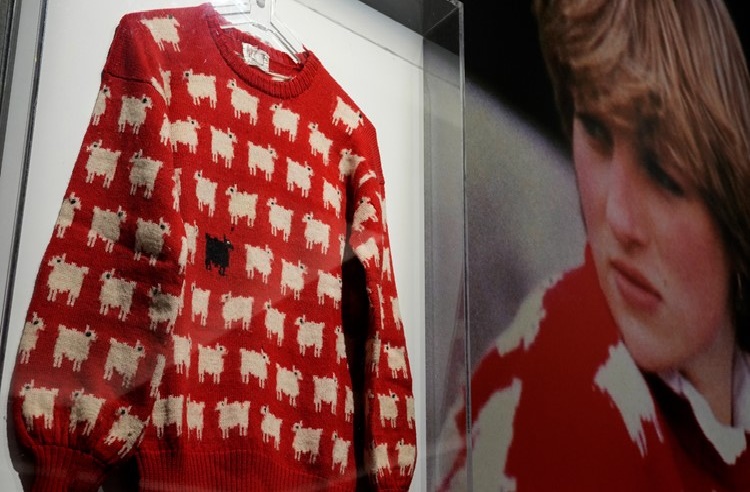 En 1.1 millones de dólares fue cerrada la subasta del suéter de Diana