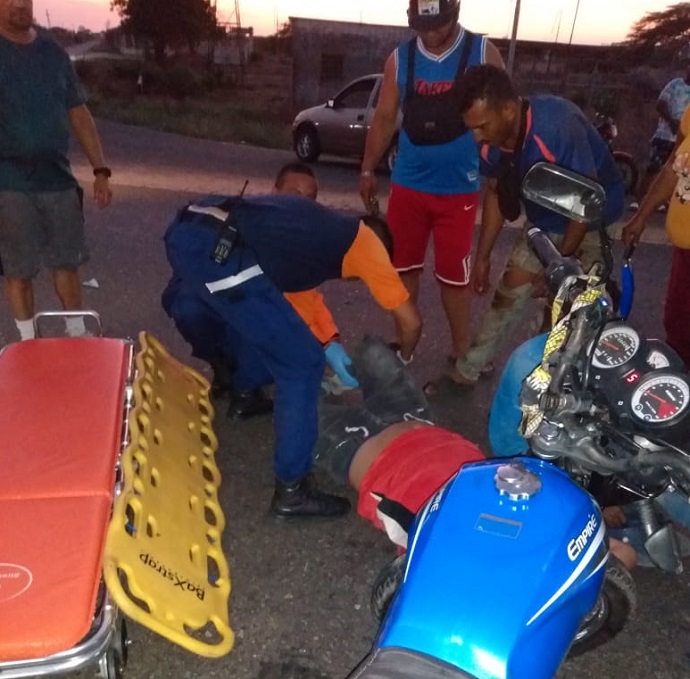 Colisión entre moto y vehículo deja dos lesionados en la entrada de Los Perozo