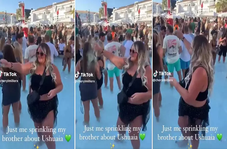 Una mujer esparce las cenizas de su hermano en la piscina de un hotel de Ibiza