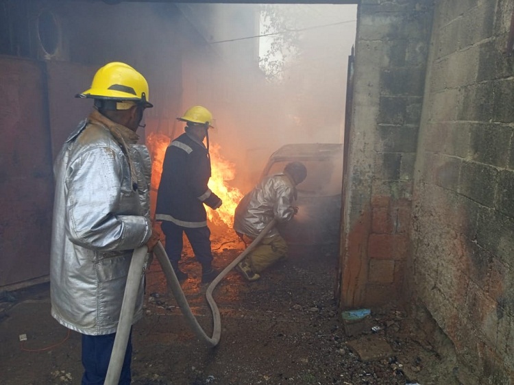 Bomberos extinguen incendio de vehículo en garaje de casa en la Cruz Verde