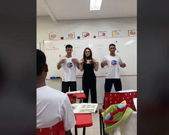 Despiden a profesora por bailar en plena clase y se hace viral en TikTok