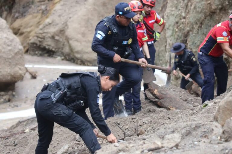 Al menos 18 desaparecidos deja crecida de un río en Ciudad de Guatemala