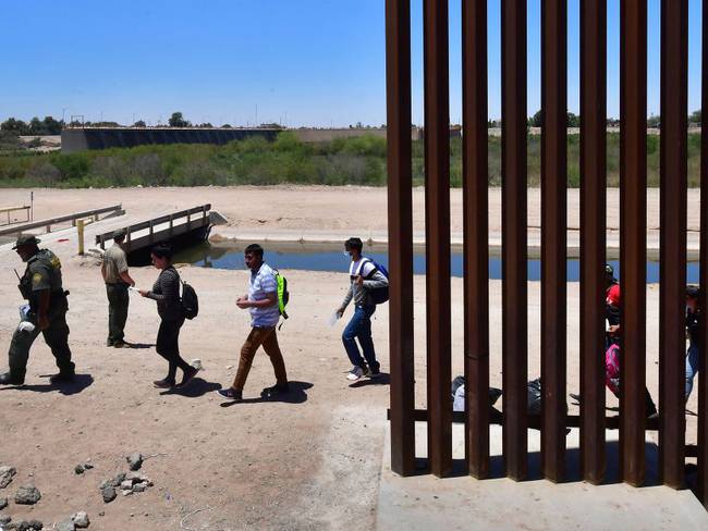 Jefe policial de un condado de Arizona pide ayuda para lidiar con las llegadas de migrantes
