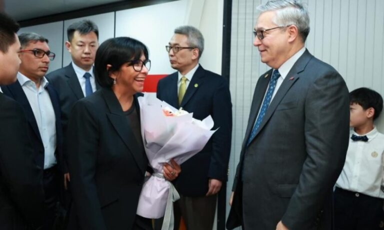 Vicepresidenta Delcy Rodríguez llegó a Shanghái para estrechar lazos