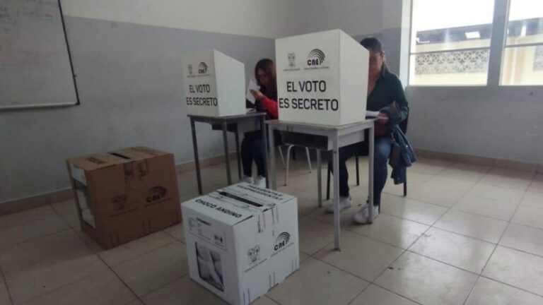 Ente electoral de Ecuador niega irregularidades en contratación para el voto telemático