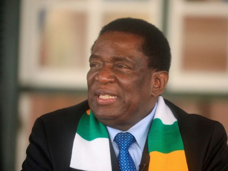 Presidente de Zimbabue jura el cargo tras polémica elección