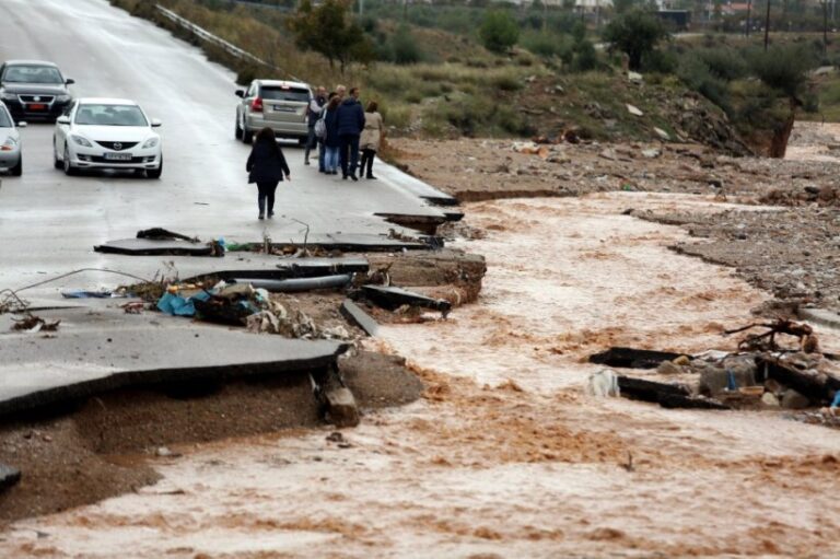 Rescatan a miles de personas en Grecia tras nuevas inundaciones