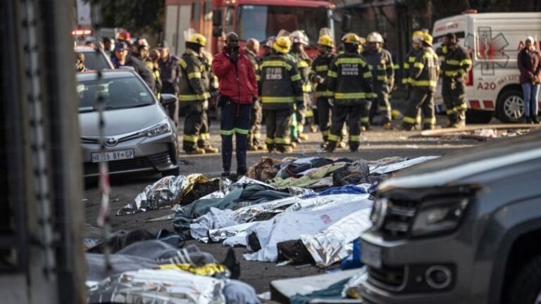 Continúa la búsqueda de víctimas tras el mortal incendio en Johannesburgo