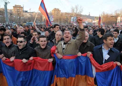 Más de 30 manifestantes heridos en enfrentamientos con la policía de Armenia