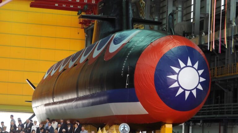 Taiwán presenta su primer submarino de fabricación local