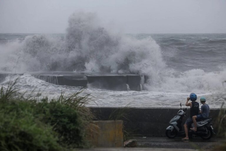 Tifón Haikui golpea sureste de China y deja 3 desaparecidos