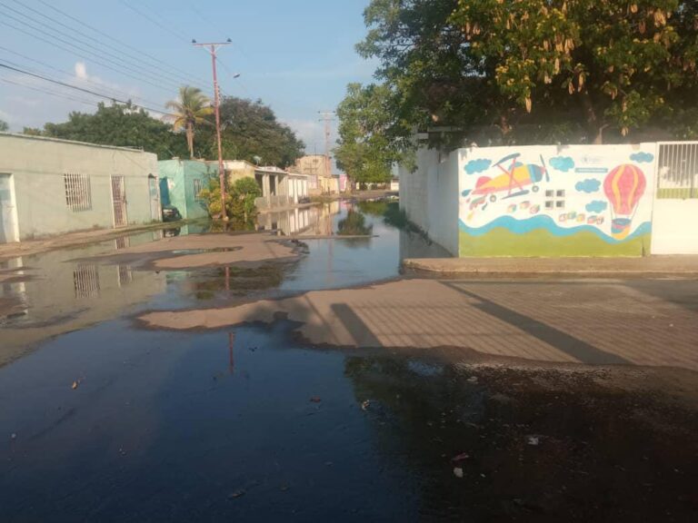 Punta Cardón| Aguas cloacales rodean preescolar, vecinos exigen solución antes de iniciar las clases