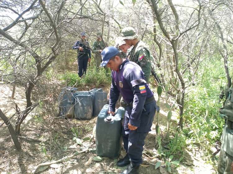Incautan durante Operación Cacique Manaure 700 litros de combustible para avión en zona remota de Mauroa