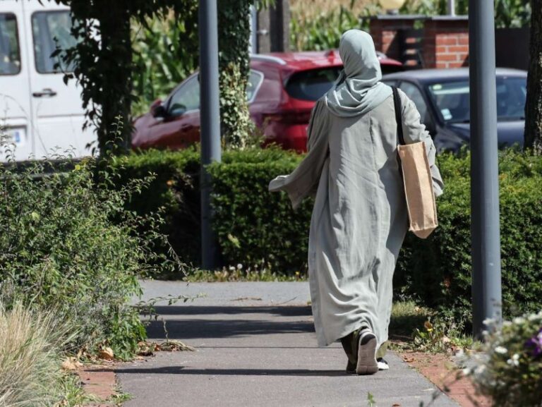 Escuelas en Francia impiden el acceso a decenas de jóvenes musulmanas por usar la abaya