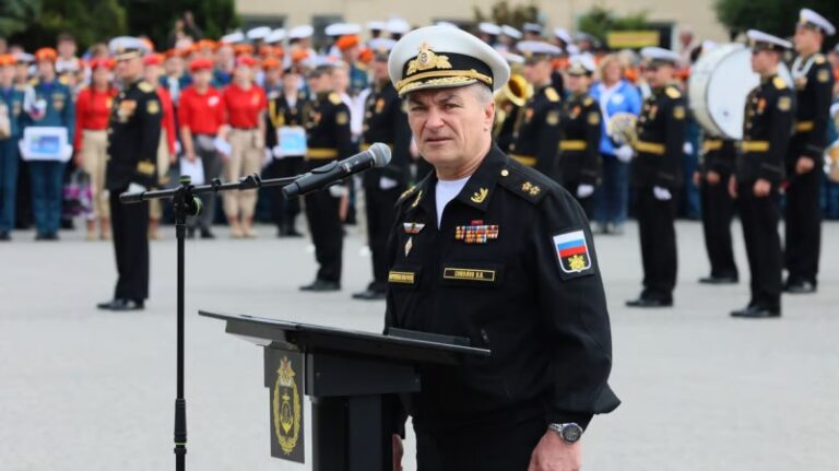 Rusia difunde imágenes del comandante de la Flota del mar Negro, que Kiev dio por muerto