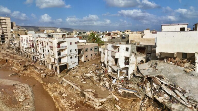 Libia entierra a miles tras inundaciones, alcalde dice que cifra podría triplicarse