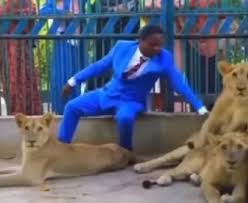 Pastor nigeriano recrea historia bíblica y se mete en una jaula con leones: «Nada puede pasarle a un hombre de Dios»