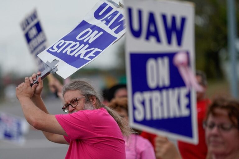 Histórica huelga en tres grandes fábricas de autos amenaza economía de EEUU