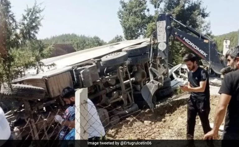 Un camión sin frenos arrolló y mató a cinco personas que asistían a un funeral